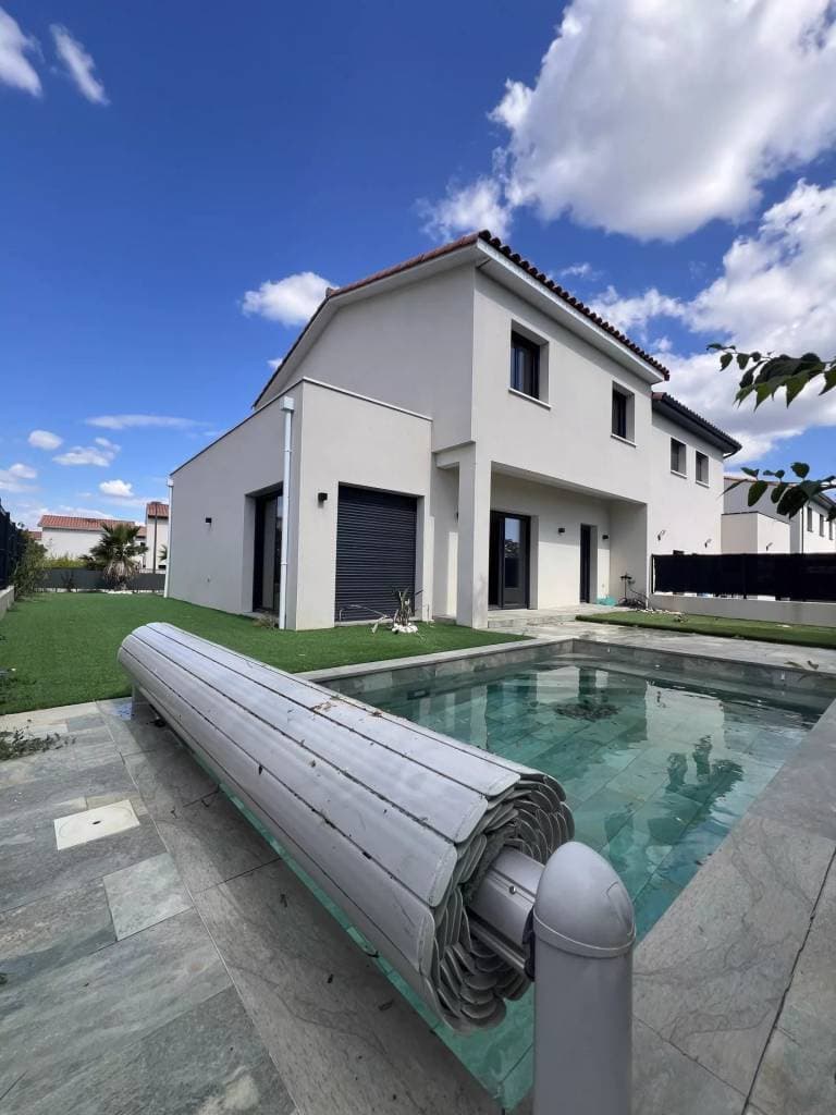 Villa contemporaine avec piscine et double garage