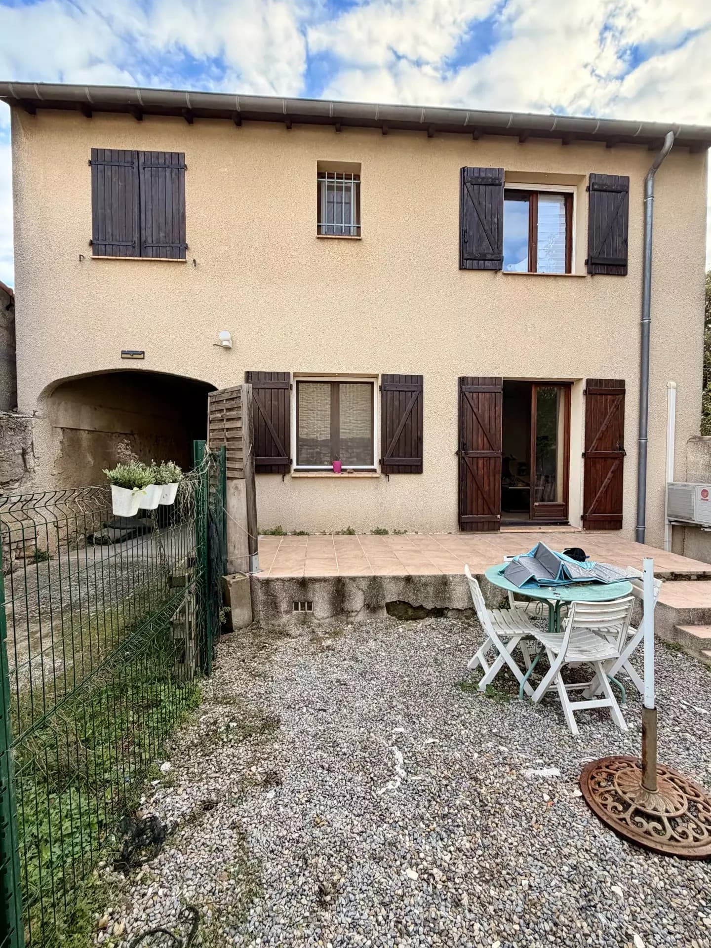 Immeuble de village avec cour et jardin arboré